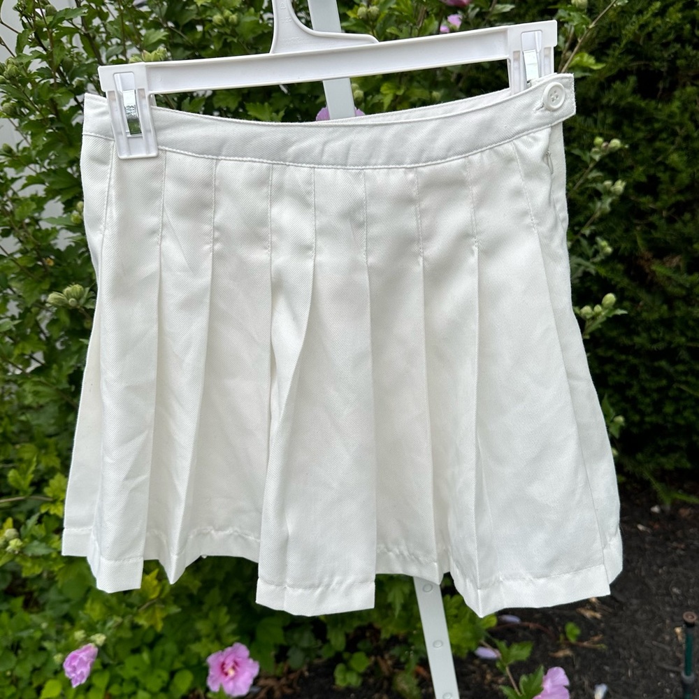 White box pleated mini skirt 🤍
